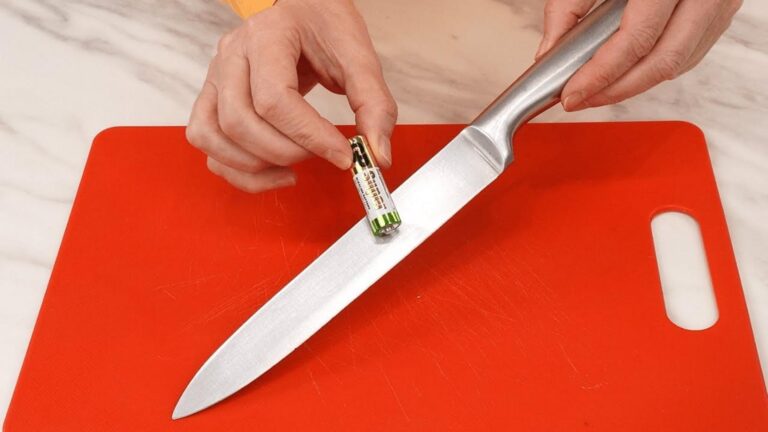 Ein simpler Trick, um stumpfe Messer mit Zahnpasta und einer Batterie mühelos zu schärfen…