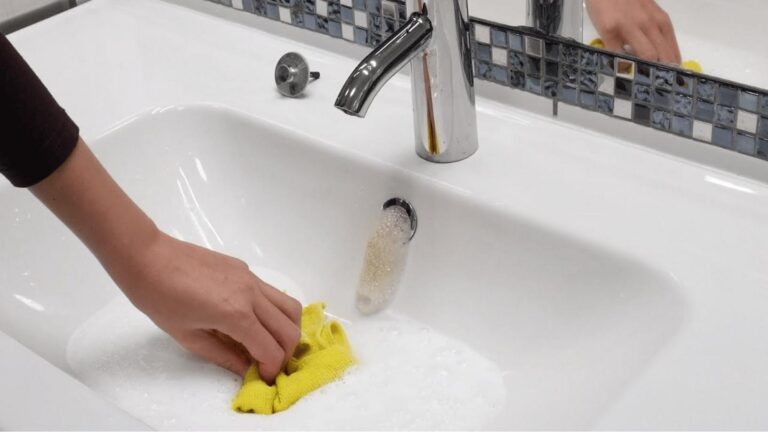 Dieser einfache Trick entfernt Schmutz und Rost vom Siphon in nur 5 Sekunden…