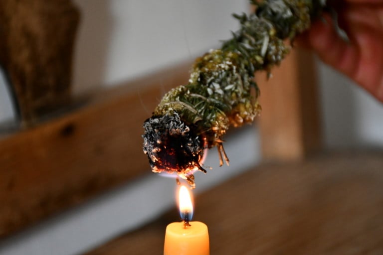 6 Gründe, dein Zuhause zu räuchern + DIY Wildkräuter-Räucherstäbe