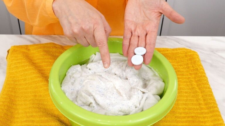 2 Tabletten ins Waschwasser und deine weißen Sachen strahlen wie neu!