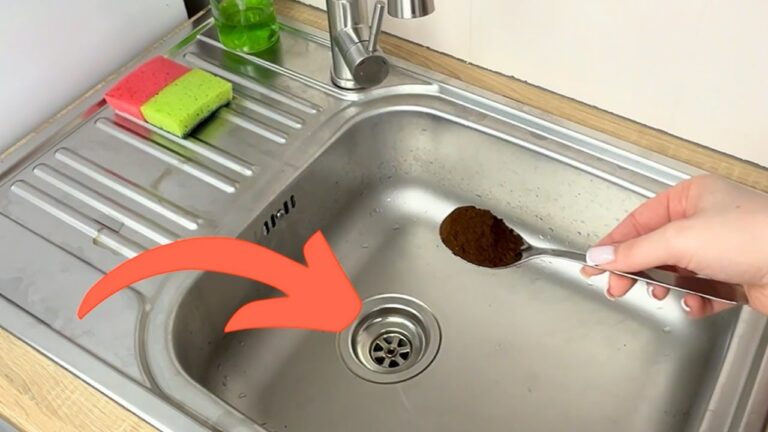 Gib einen Löffel Kaffee in den Abfluss. Das Ergebnis wird dich überraschen