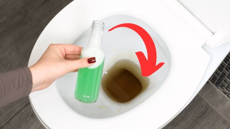 Diese grüne Mischung lässt die Toilette wieder strahlend sauber und fast wie neu wirken